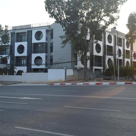 Airport Avenue Hotel Gyogon Kültér fotó