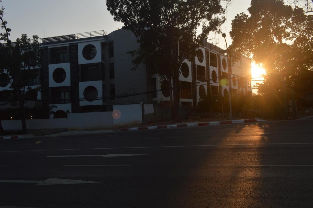 Airport Avenue Hotel Gyogon Kültér fotó