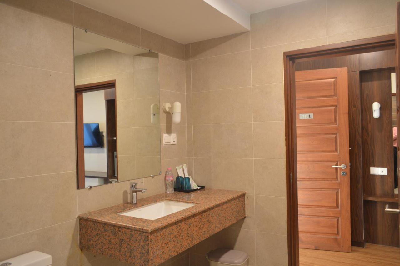 Airport Avenue Hotel Gyogon Kültér fotó